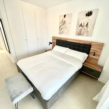 De 3 Dormitorios, Piscina Y Parking Apartamento *