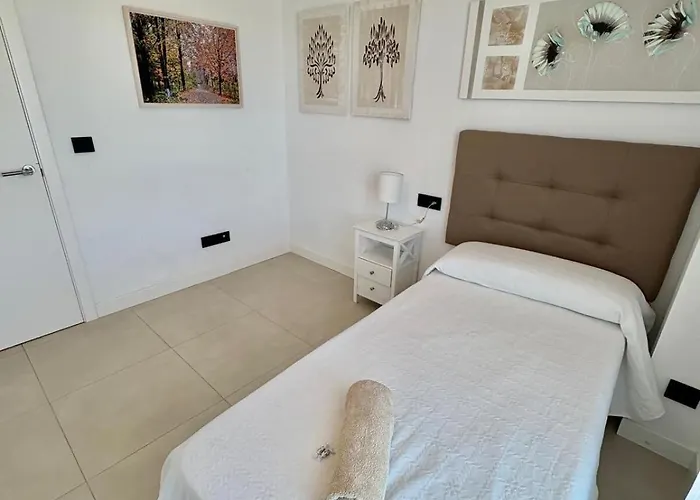 Apartamento De 3 Dormitorios, Piscina Y Parking *